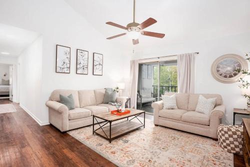 Pickwood Apartment | Walk .9 to Toomer's, 2BD/2BTH, 4 Queens, 2 sofabed