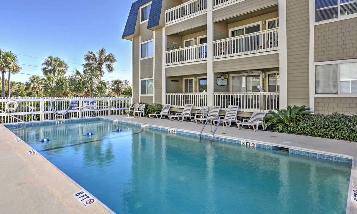 Isle of Palms Condo | Walk to Beach! Isle of Palms Condo w/Pool Access