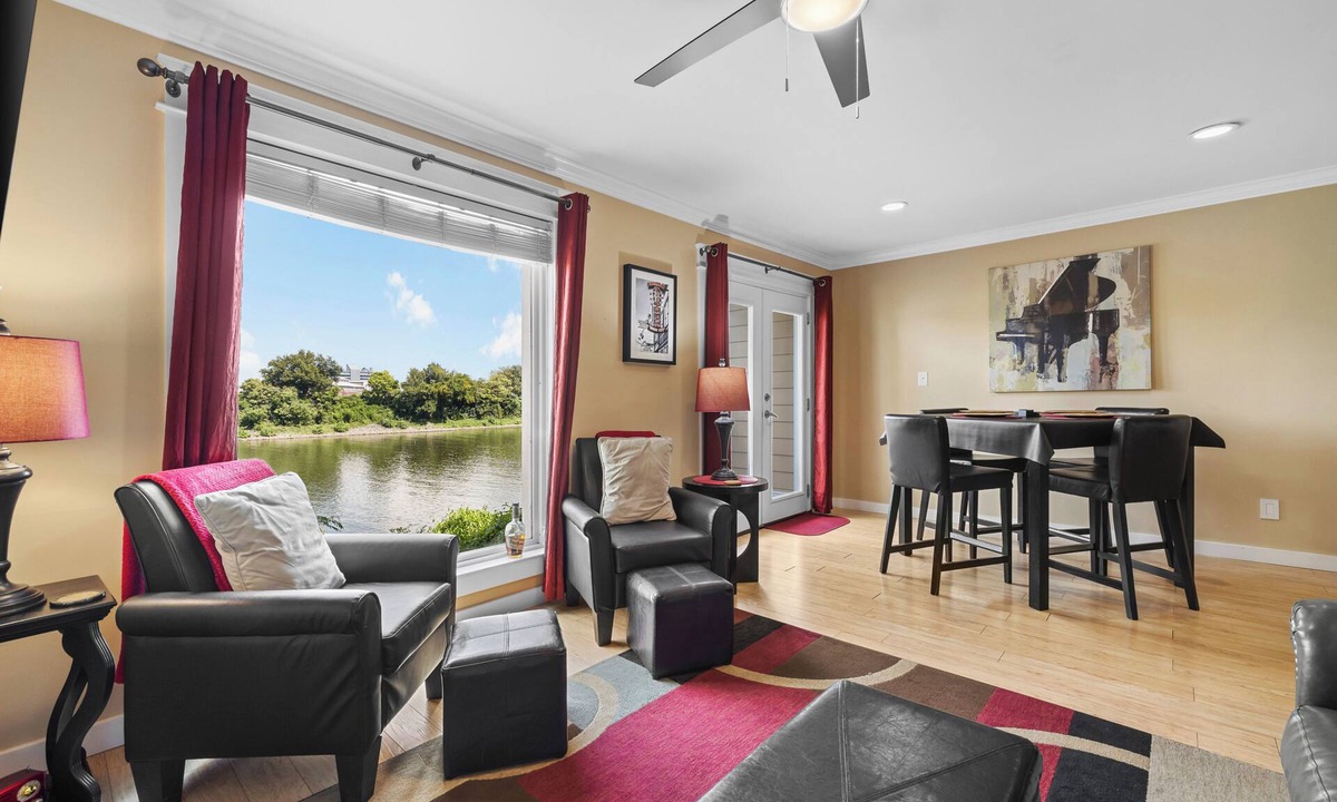 North Capitol Condo | Walk to Broadway! 2 king bdrms + sofa bed, river views, w/pool & FREE parking!