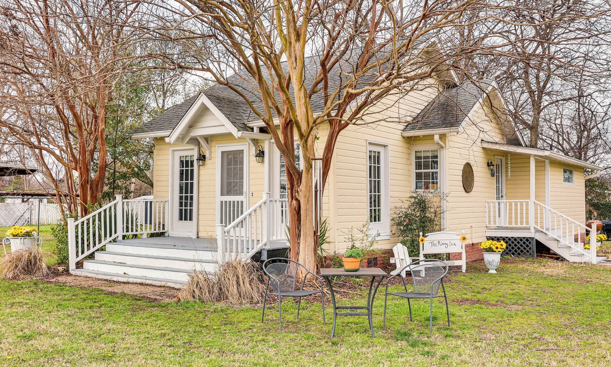 Lake Village Cottage | Walk to Lake Chicot: Cottage w/Yard & Views!