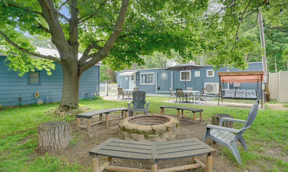 Caseville Cottage | Walk to Lake Huron: Pet-Friendly Caseville Cottage