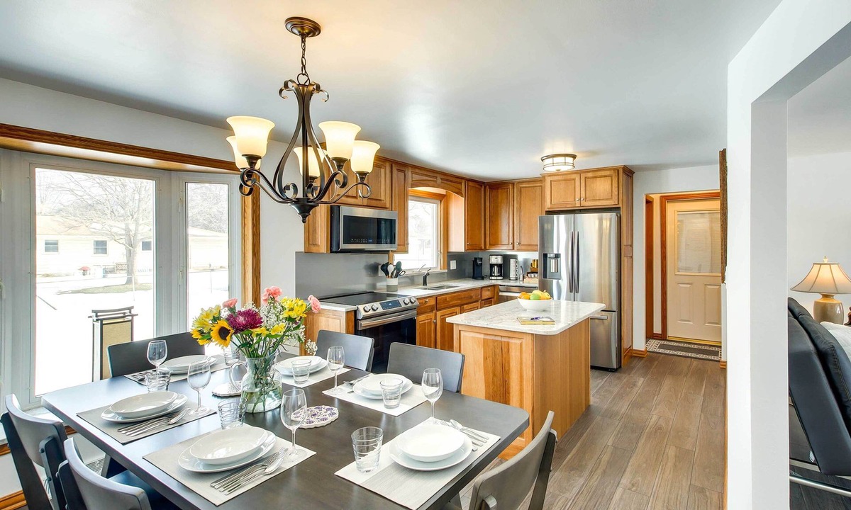 Green Bay Cottage | Walk to Lambeau Field: Green Bay Retreat