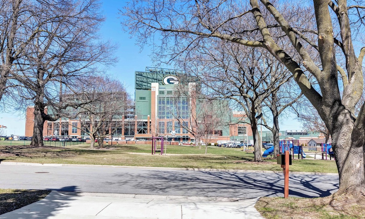 Ashwaubenon House | Walk to Lambeau! Sleeps 8 Fire Pit Party Garage Parking for 6 vehicles