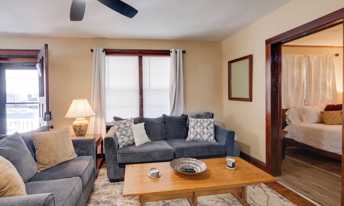 Radford House | Walk to Main St & Campus! Dtwn Radford Home