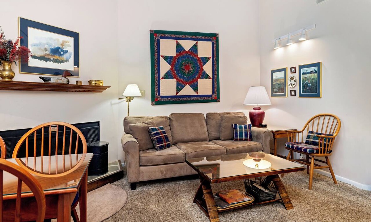 Nellysford Condo | Walk to Market/Private community outdoor pool!