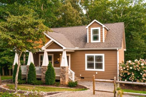 Skyland House | Walnut Cottage Romantic Hot Tub Getaway
