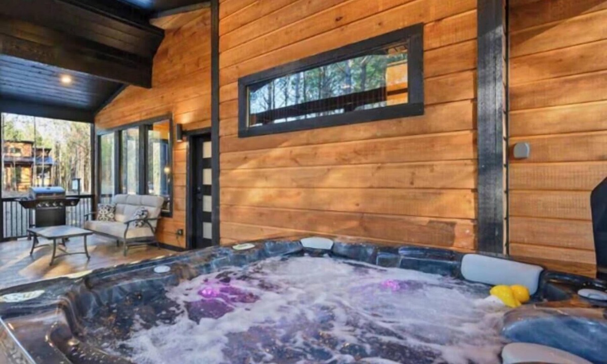 Pickens Cabin | Wandering Pines Hot Tub Fire Pit Bunk Room