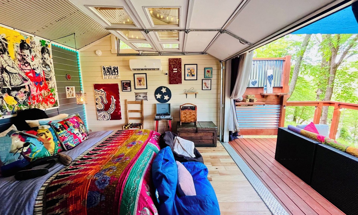 Sparta Villa | Warm Up In Vibrant Cabin #Reconnect #Love #River #Relax