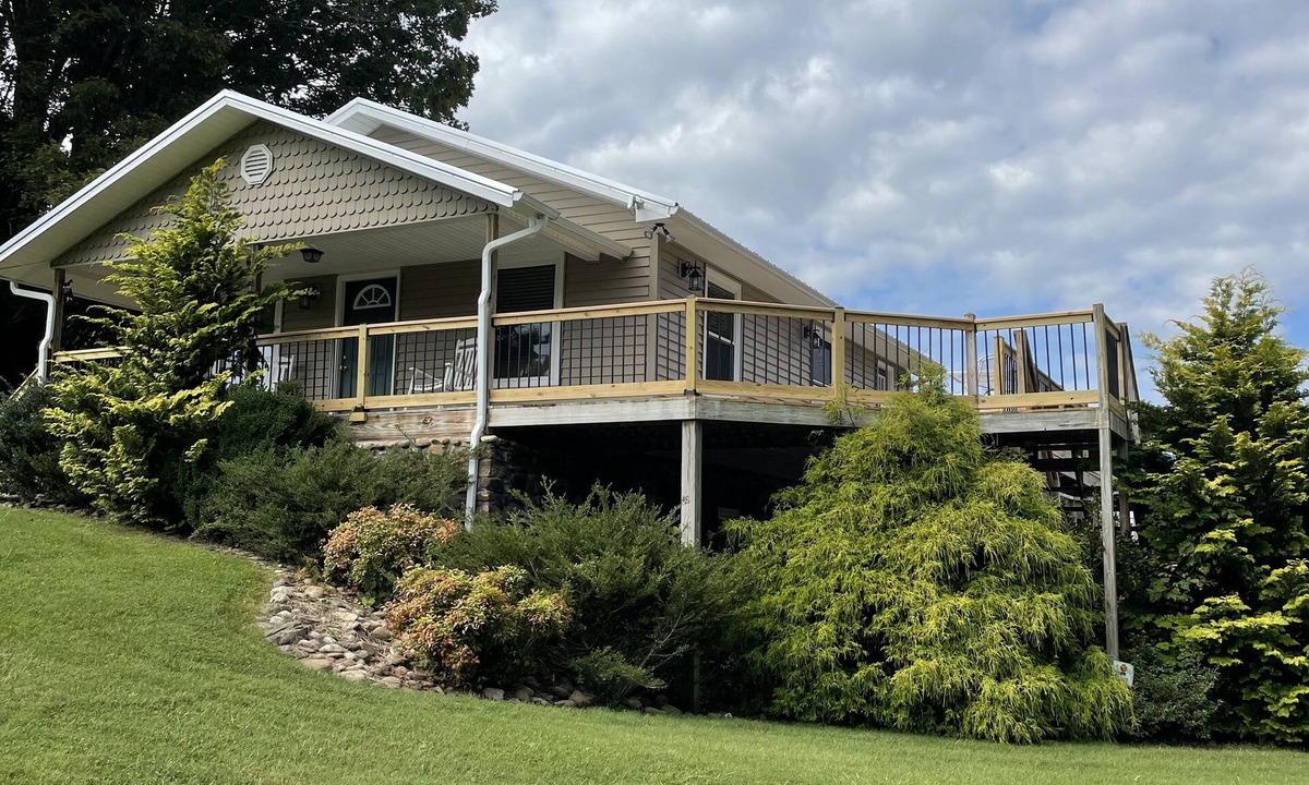 Johnson City House | Watauga's End Farm. Riverside Getaway in East TN