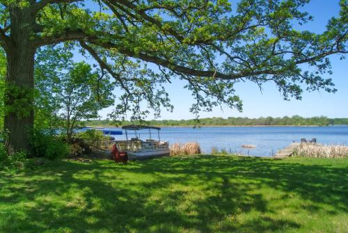 Maple Grove House | Waterfront Eagle Lake Home w/Yard & Deck
