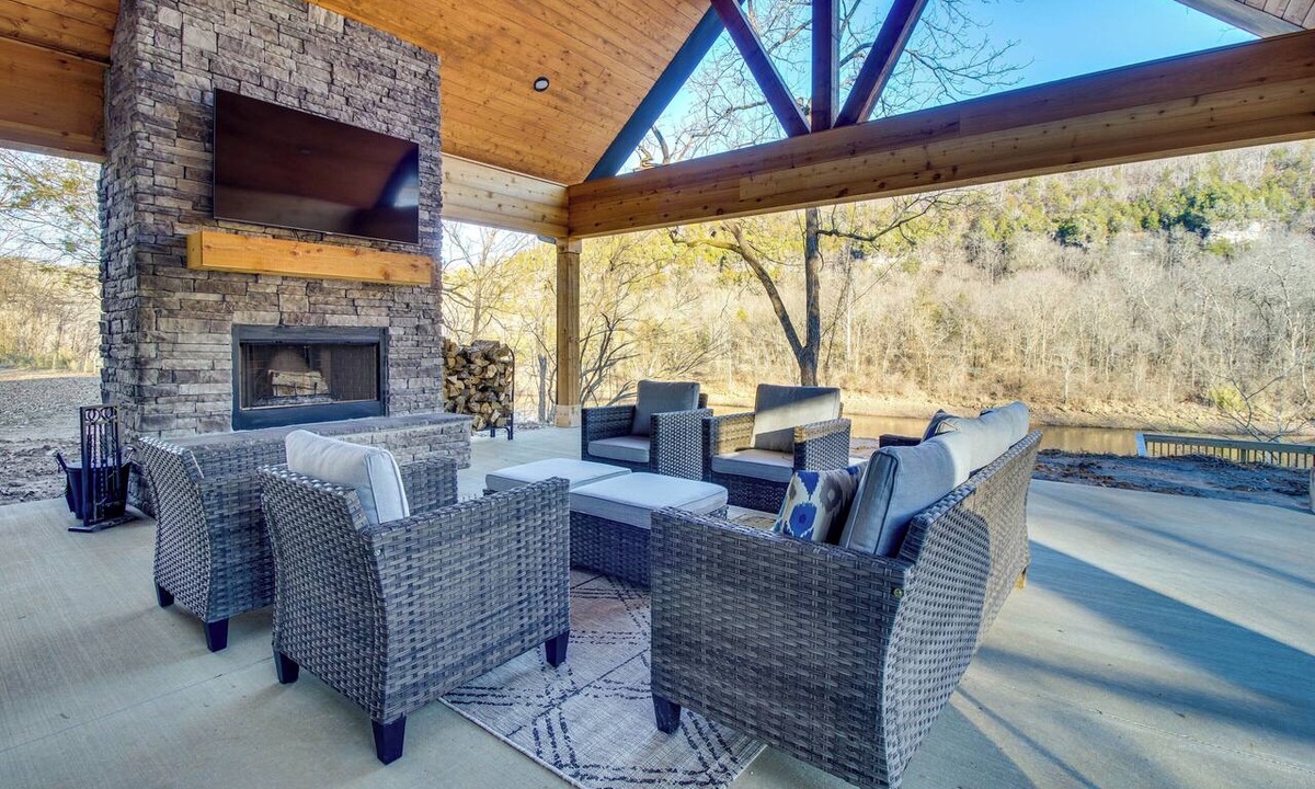 Gassville Cottage | Waterfront Flippin Retreat w/White River Access!
