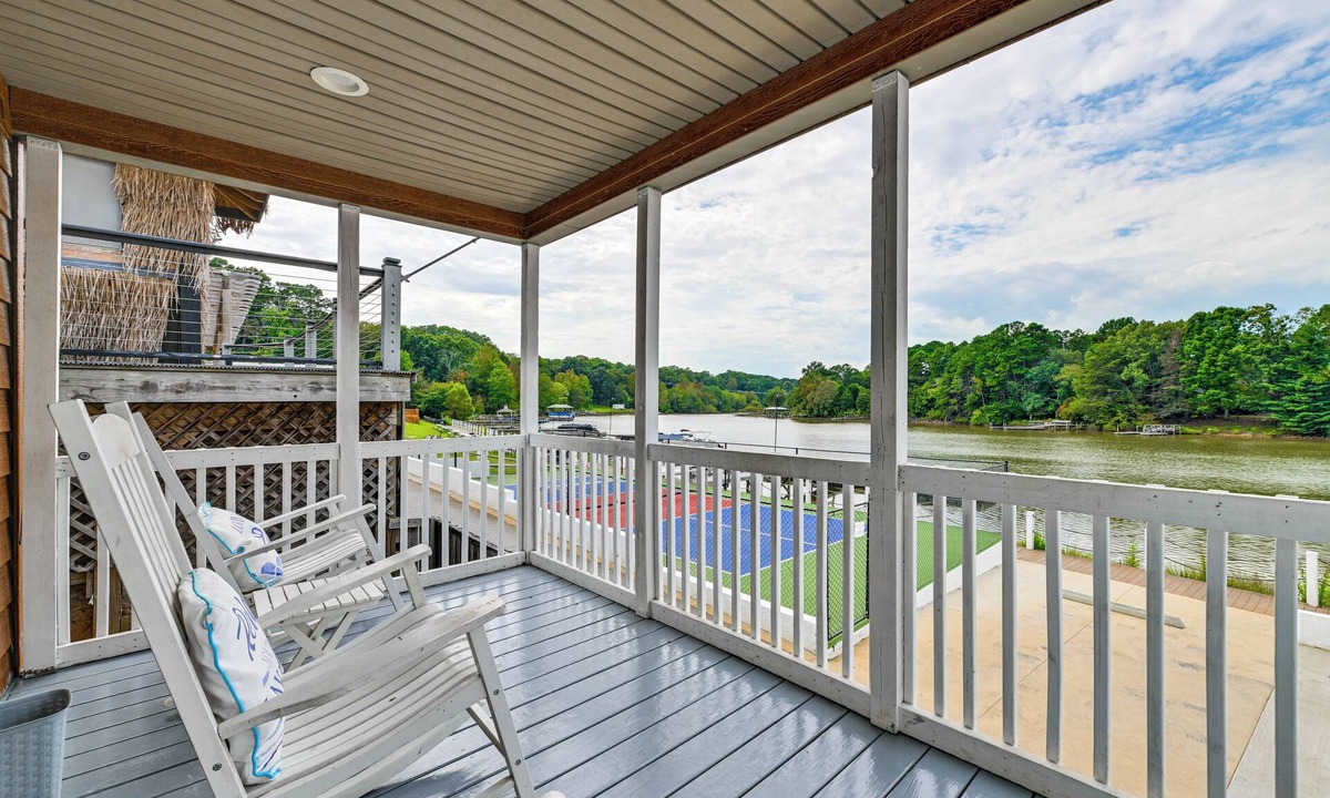 Sherrills Ford Cottage | Waterfront Living & Resort Perks! Lake Norman Stay