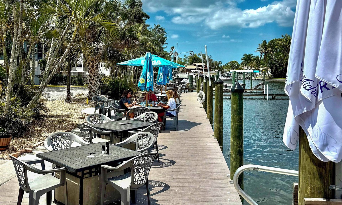 Whitfield Apartment | Waterfront Luxury Remodeled Studio! Pool Tiki Bar