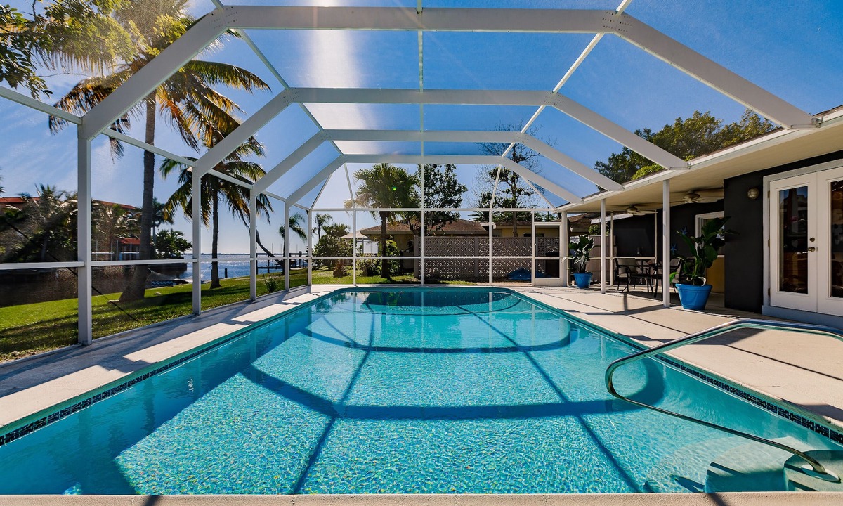 Edgewater House | WATERFRONT MODERN 4/2 FLORIDA HOME POOL BOAT DOCK AND LIFT DIRECT GULF ACCESS