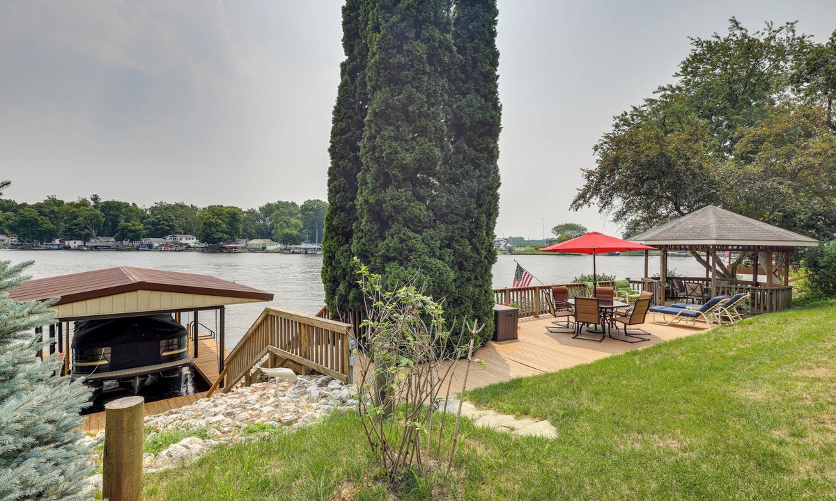 Monticello House | Waterfront Monticello Home w/Fire Pit & Deck!