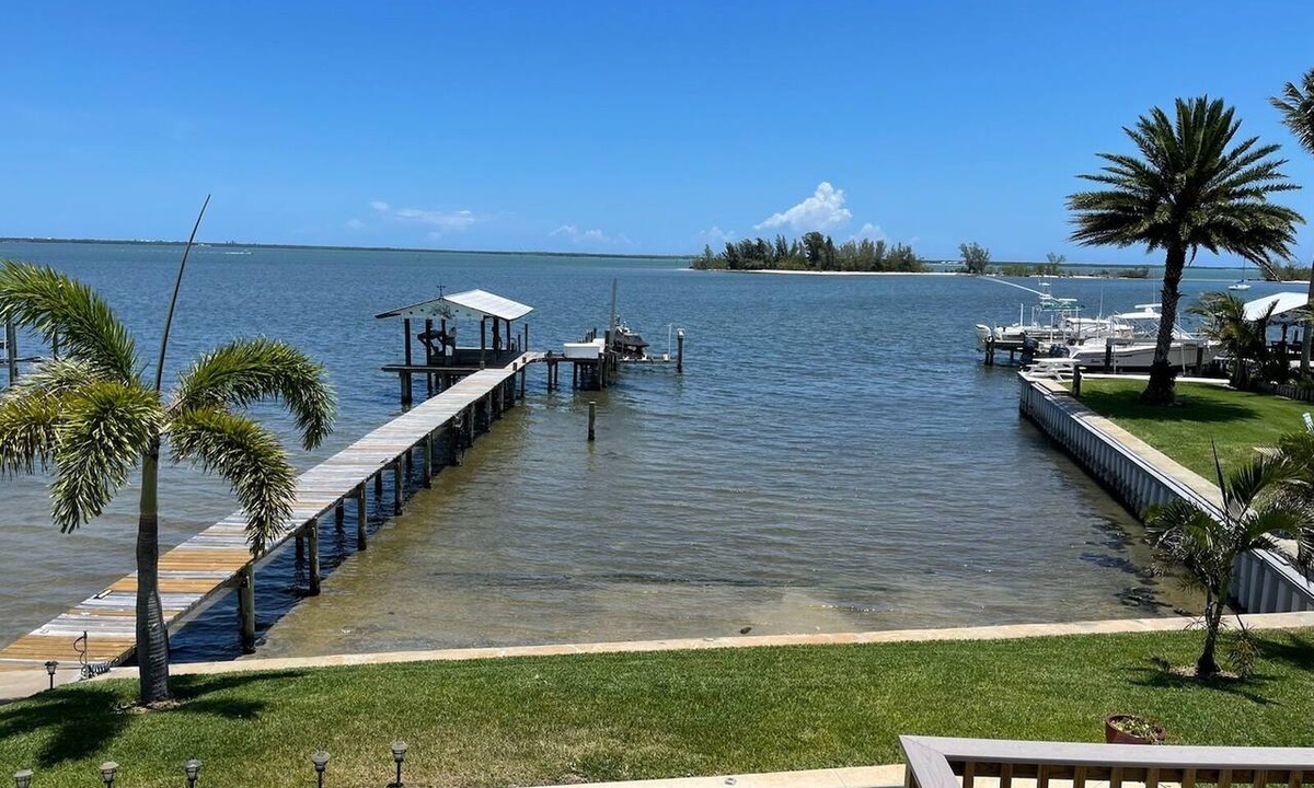 Roseland Apartment | Waterfront Studio with pool and boat dock