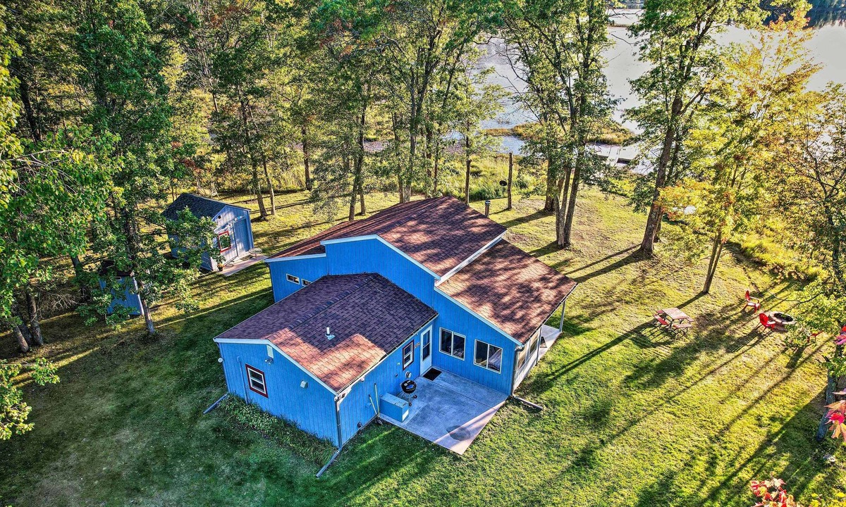 Webster Cabin | Waterfront Webster Cabin w/ Kayaks + Fire Pit