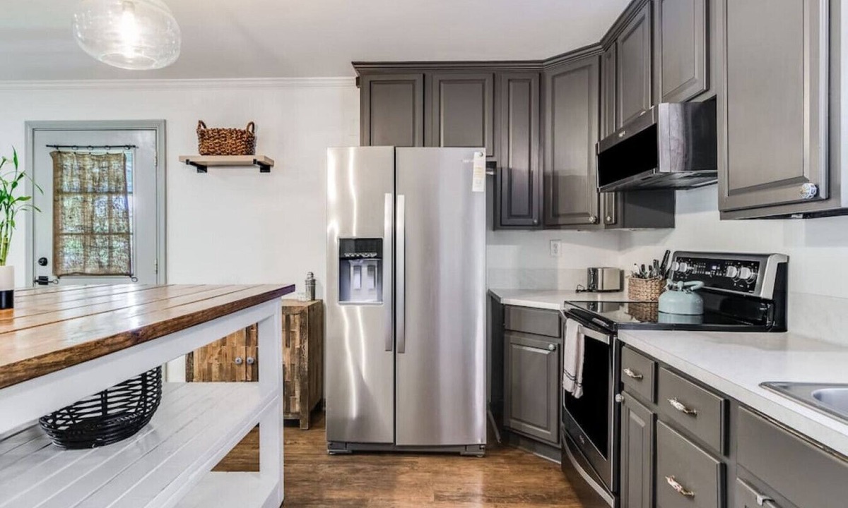 Breaux Bridge House | Way of Wisdom · Modern design small town charmer w/fast wifi