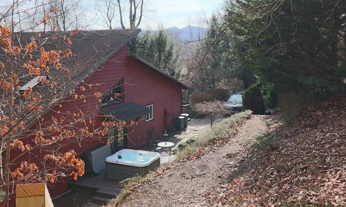 Mountain Springs Cabin | Waynesville Mt. Getaway/Secluded & Peaceful Cabin/Hot Tub/Rec. Rm/Fire pit/Refundable Pet Fee