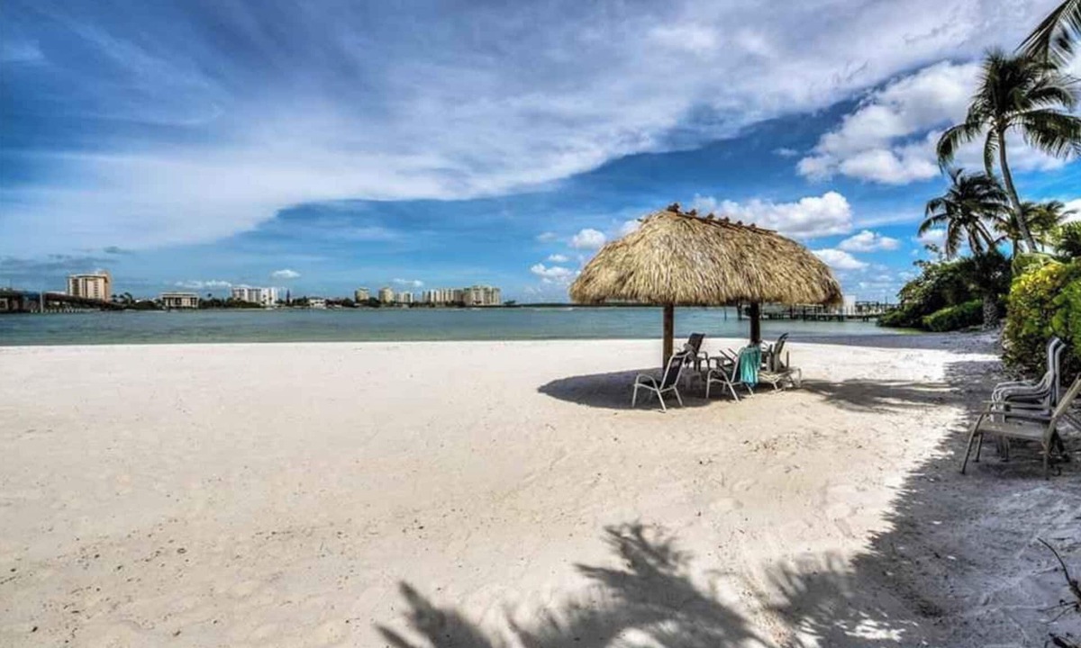 Fort Myers Beach Condo | WEEKLY & MONTHLY DISCOUNTS! Ocean, sun, pool, bikes, hikes, kayaking & fun☀️