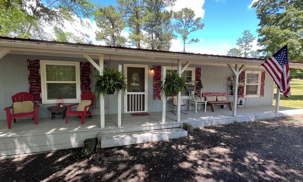 Dover House | Welcome to Jireh's Haven Quiet, Charming 3 Bedroom Farmhouse