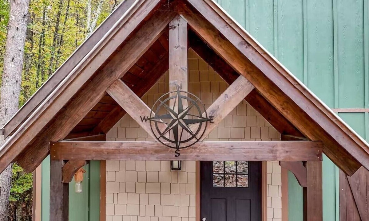 Tellico Plains Cabin | Welcome to the Compass Lodge with HotTub! Sit back and relax in this calm, stylish space.