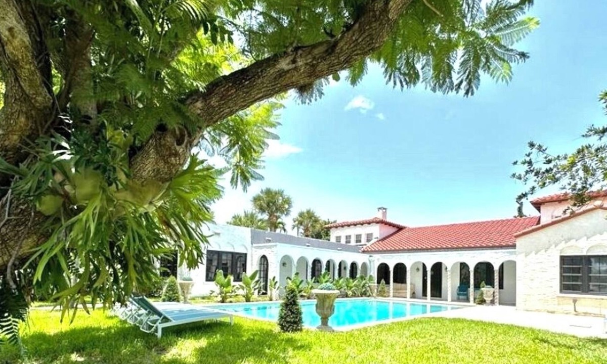 Southside House | West Palm Beach- Mediterranean Estate -Heated Pool -6 bedrooms/4 bath- Sleeps 14