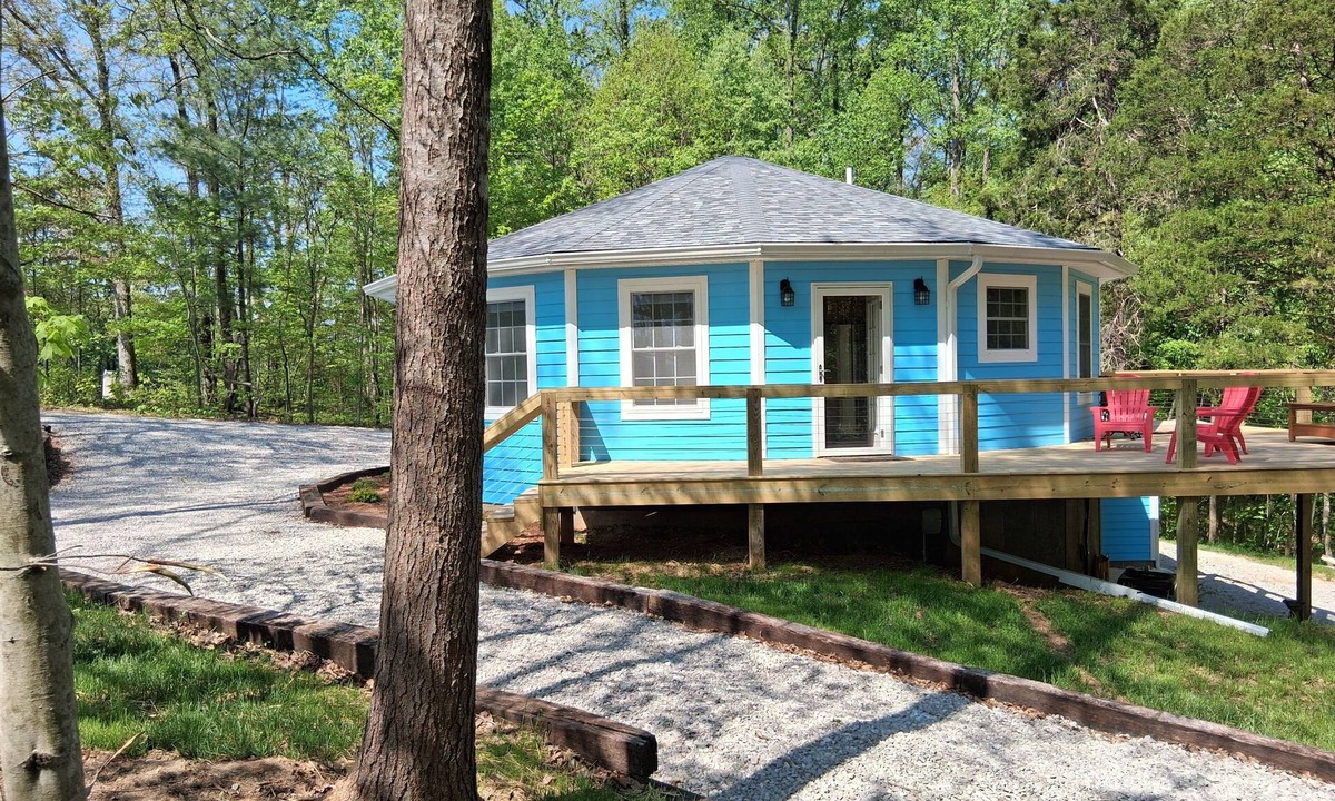 Palmyra House | Whispering Pines is a lovely 3-bedroom family-friendly home in a wooded setting.