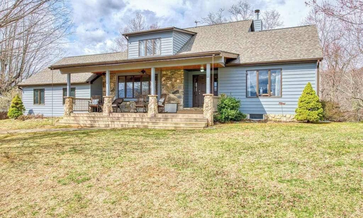 Lake Junaluska House | Wholesome retreat near the lake & town with patio & full kitchen