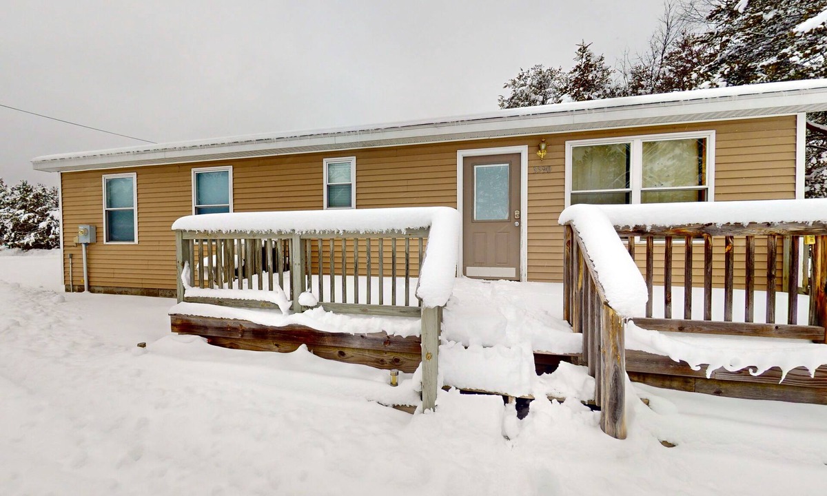 Mio House | Wilderness retreat with lake access, kayaks, grill, W/D, & AC - dog-friendly