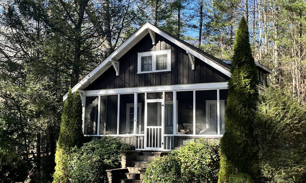 Waynesville Cottage | Winter Escape - Only 20min to Cataloochee Ski Area!