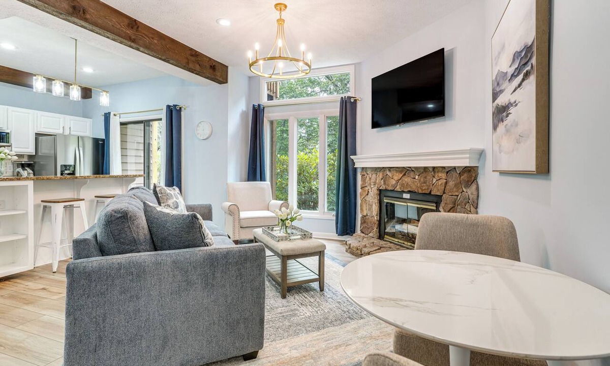 Wintergreen Condo | Wintergreen Condo w/Pool: Near Hike & Market!