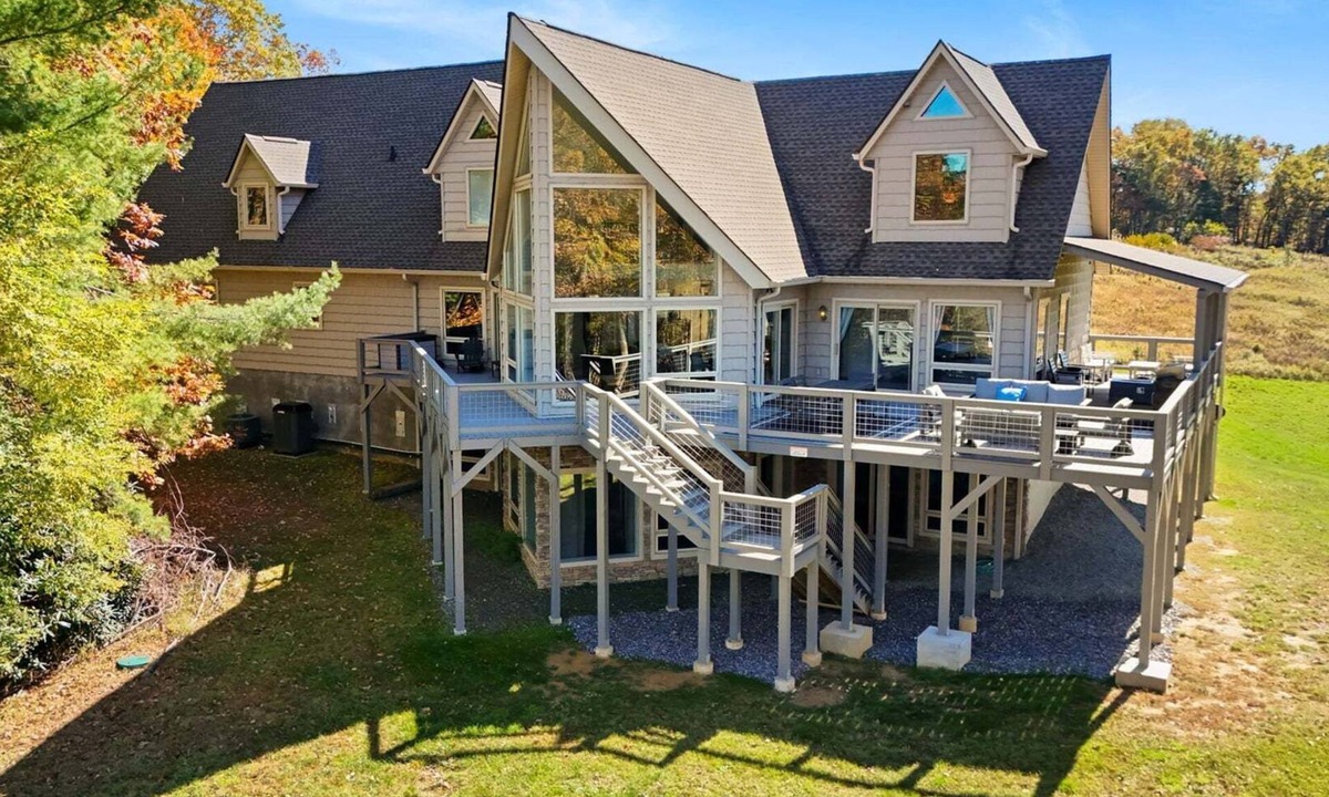 Fleetwood Ski Chalet | Wolf Ridge Chalet in Fleetwood, NC: A spacious 7-bedroom escape for 18!
