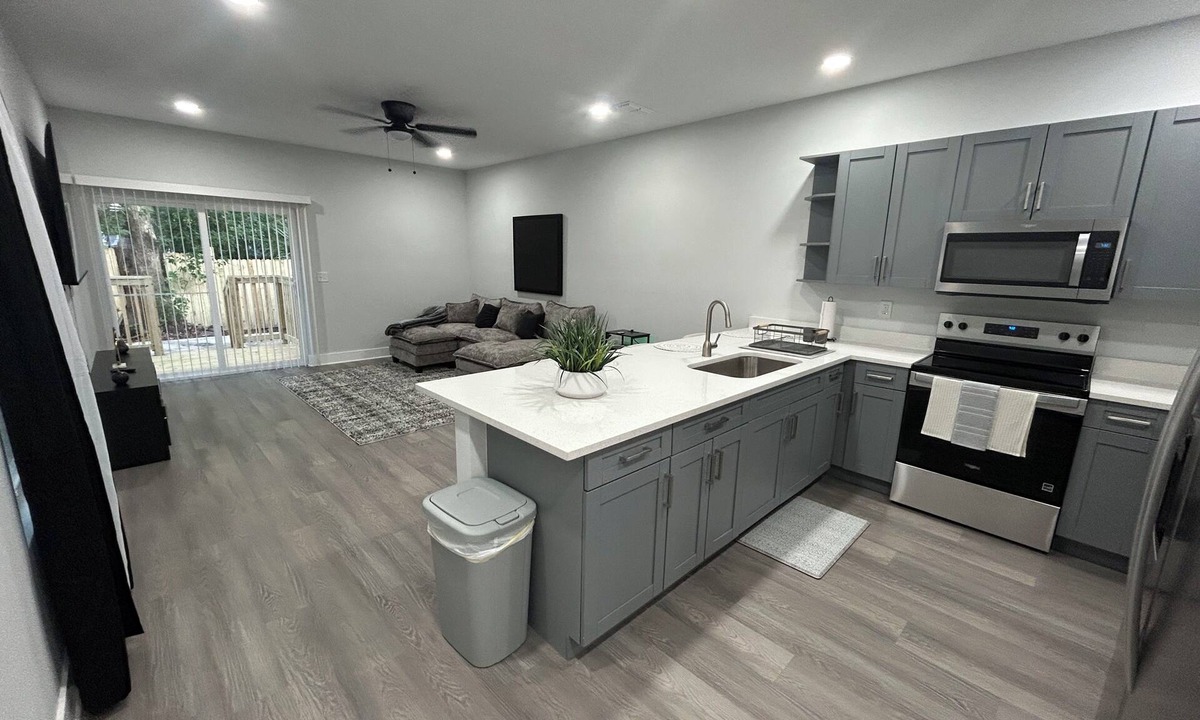 Urban Core House | Wonderful Modern 3-bedroom Duplex w/fenced back yard in charming Jacksonville