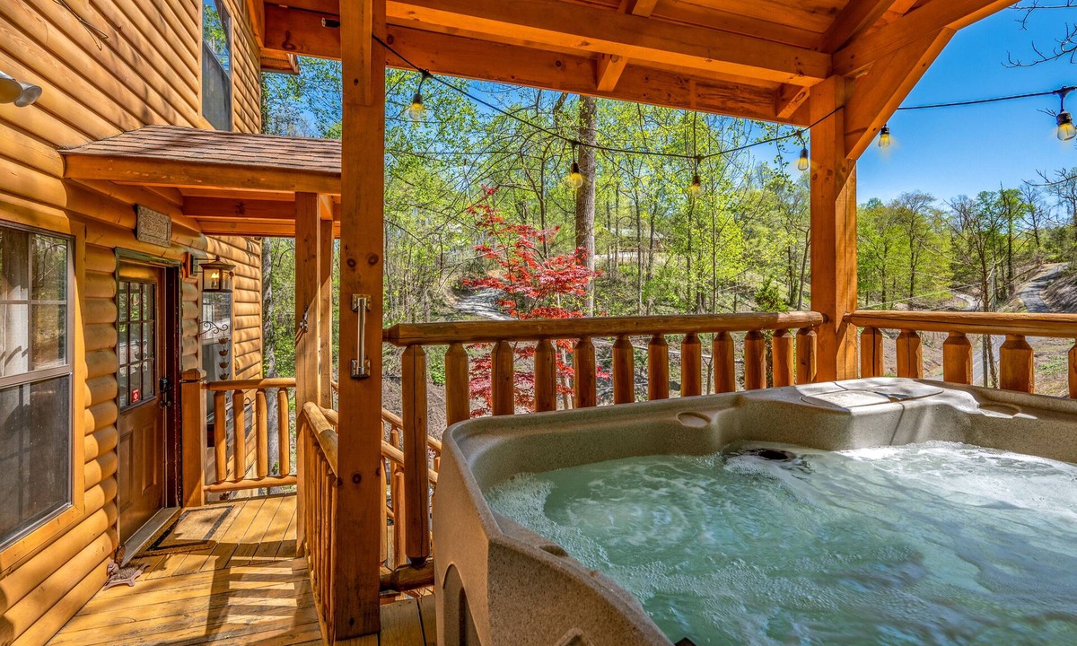 Sevierville Cabin | Wooded Cabin · Private Hot Tub · Pet-Friendly · Near Pigeon Forge