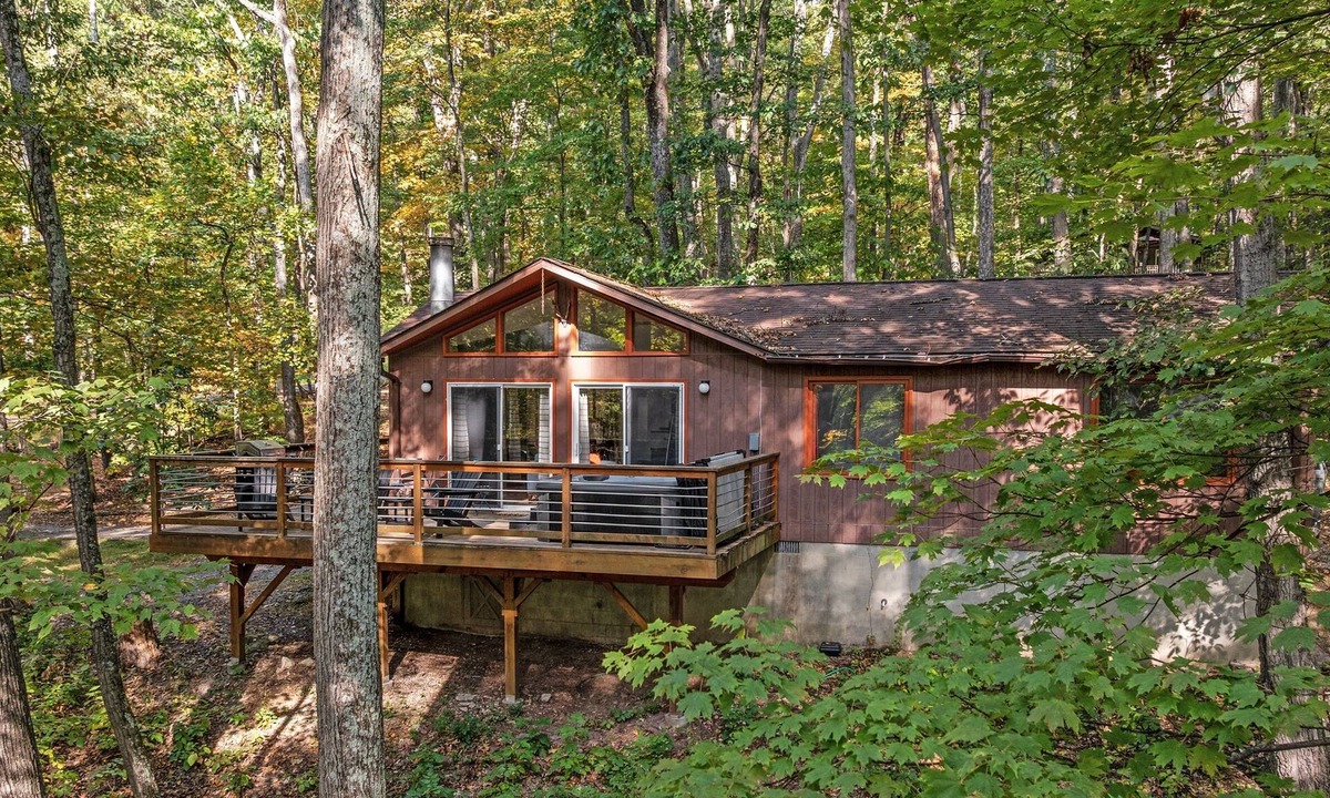 Berkeley Springs House | Wooded Nest, Cozy 3BR Chalet Near Spas & Hiking