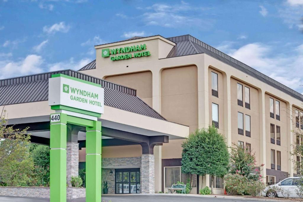 Executive Park Hotel | Wyndham Garden Charlotte Airport Southeast