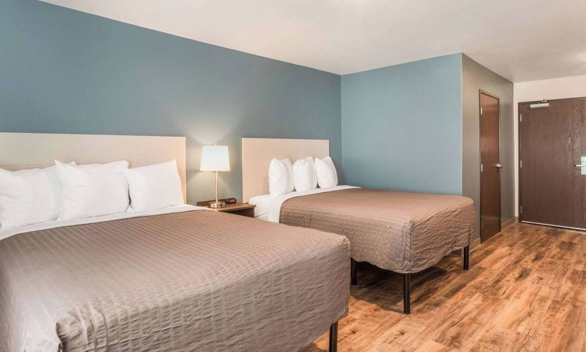 Newnan Hotel | You Can Save In 2 Affordable Suites w/Kitchen | Good For Friends & Family