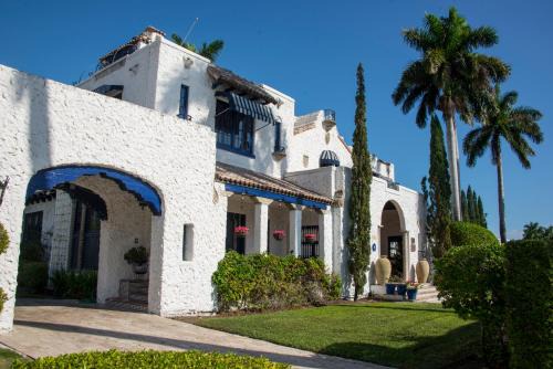 Hollywood Lakes Villa | Young Mansion Steps To The Beach