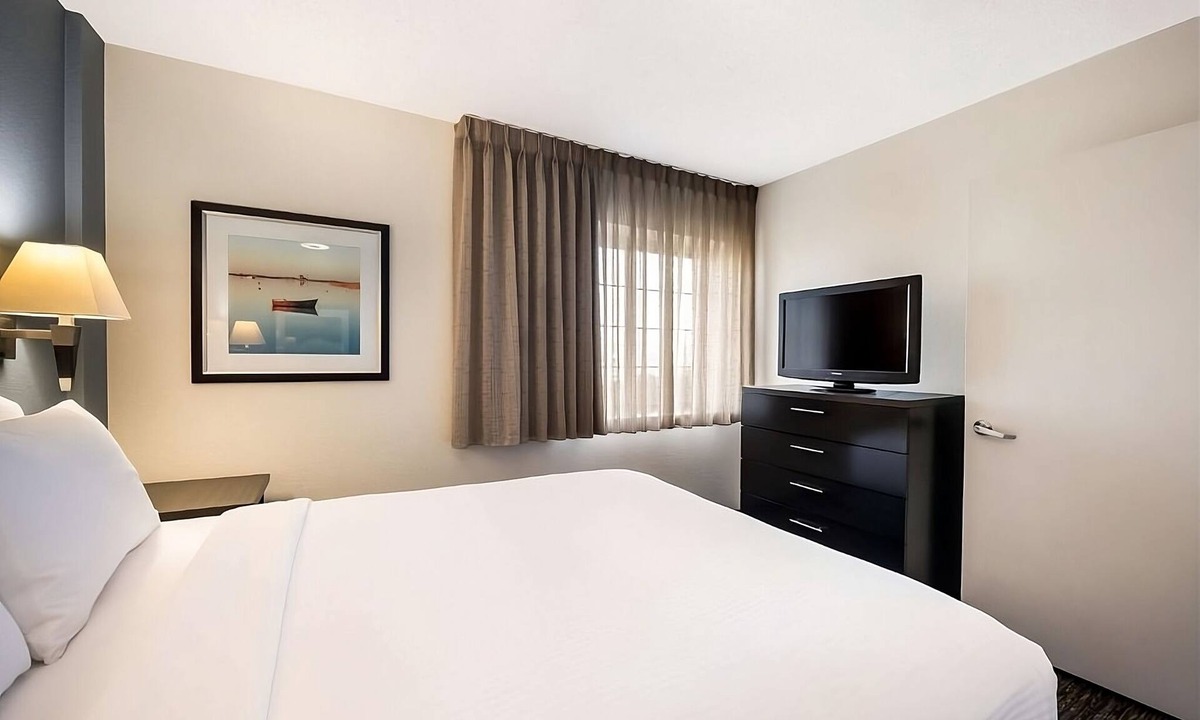 Warren Apartment | Your Home Away From Home! 4 Convenient Units, Kitchen, Pets Allowed