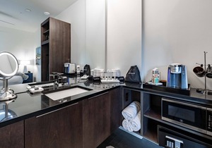 121 Hotel by AvantStay | Chic & Modern Deluxe Suite In Ideal Nashville Location!
