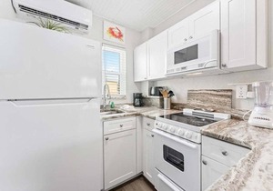 Beachfront Studio at Tropic Terrace #49: Steps to sand, sunsets & Heated Pool in Treasure Island