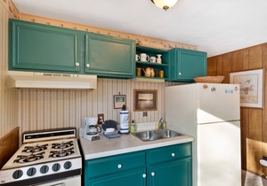 Cozy, family-friendly, riverview condo w/a furnished patio & gas fireplace