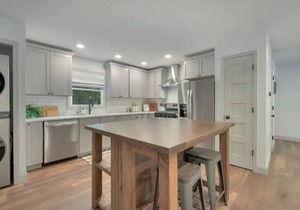 Creekside bungalow with a hot tub, walking distance to downtown Nashville