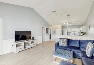 Spacious condo with pool, fast WiFi, washer/dryer & central AC