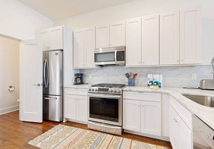Upscale hideaway with rooftop deck - walk to Hillsboro Village & near downtown