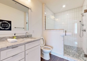 Upscale hideaway with rooftop deck - walk to Hillsboro Village & near downtown