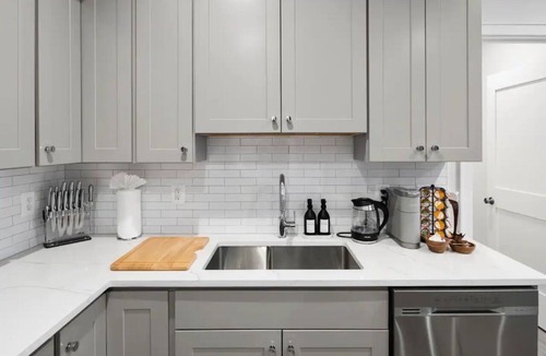 Old Town Alexandria Apartment | 1/2 Block from King Street, Elegant Old Town Oasis ~ King Bed♛ ~ Free Parking
