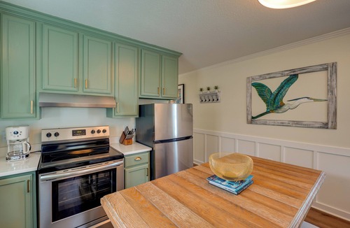 Pass Christian Cottage | < 1/2 Mi to Beach: Gem w/Lanai in Pass Christian