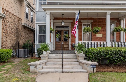 Olde Town Augusta Apartment | 1 bedroom, 1 bathroom suite in Downtown Augusta. The sleeping arrangements for this unit are a full size bed and a pull-out couch in the living room.